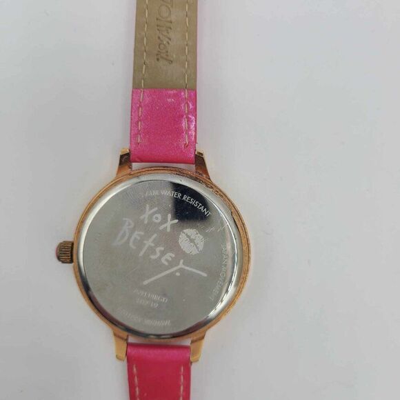 Betsey Johnson Mother of Pearl Lips watch with Pink Leather Band NWOT! WORKS! - Picture 5 of 9